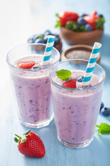 healthy strawberry blueberry smoothie with chia seed