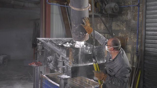 vibrating hopper statue mold breakage/The plaster mold is broken under the action of vibration
