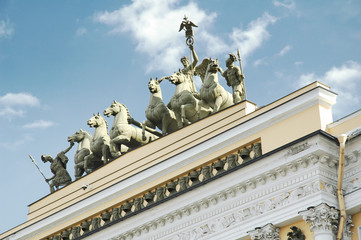 Obraz premium Low angle view of Quadriga statues on General Staff Building, Winter Palace, State Hermitage Museum, Palace Square, St. Petersburg, Russia