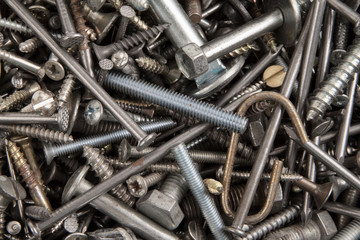 Chiodi, viti e bulloni.