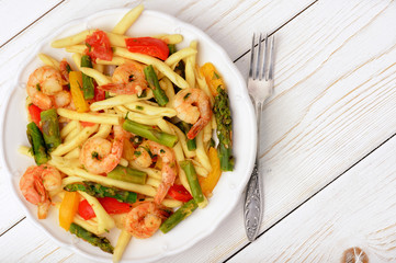 Italian pasta with shrimps, asparagus, paprika and tomatoes.