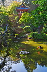 Fototapeta premium San Francisco: la Casa del tè nel Japanese Tea Garden il 16 giugno 2010. Creato nel 1894 all'interno del Golden Gate Park, è il più antico giardino pubblico giapponese negli Stati Uniti