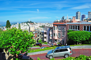 Obraz premium San Francisco: macchine in discesa su Lombard Street l'8 giugno 2010. Lombard Street è la strada più tortuosa del mondo, composta da 8 ripidi tornanti