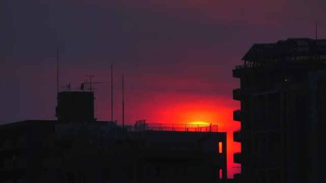 4K・都会の夕日アップ_3-303