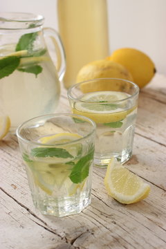Bicchieri di acqua limone e menta