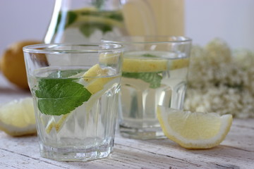 Bicchieri di limonata e menta