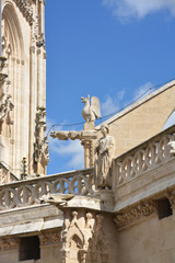 Fototapeta na wymiar estatuas de piedra en la Catedral de Burgos