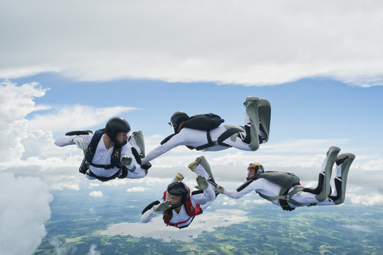 Skydivers in air