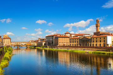 Obraz premium Florence, Ponte Vecchio bridge over river Arno and Palazzo Vecchio (Tuscany, Italy)
