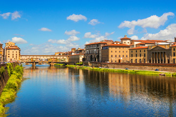 Fototapeta na wymiar Florence, Ponte Vecchio bridge over river Arno and Palazzo Vecchio (Tuscany, Italy)