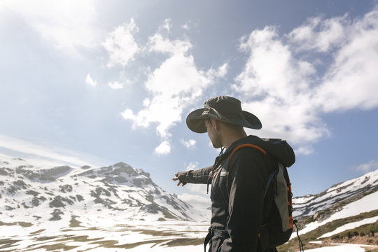 Spain, Asturias, Somiedo, man hiking in mountains pointing his finger