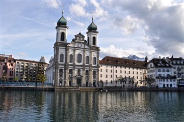 Jesuitenkirche am Fluss -Ufer der Reuss in Luzern - Abfluss vom Vierwaldstättersee, Schweiz, Europa
