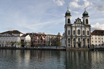 Fototapeta na wymiar Jesuitenkirche am Fluss Reuss in Luzern - Abfluss vom Vierwaldstättersee, Schweiz, Europa
