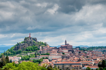 Fototapeta premium Panorama sur le Puy-en-Velay en Auvergne