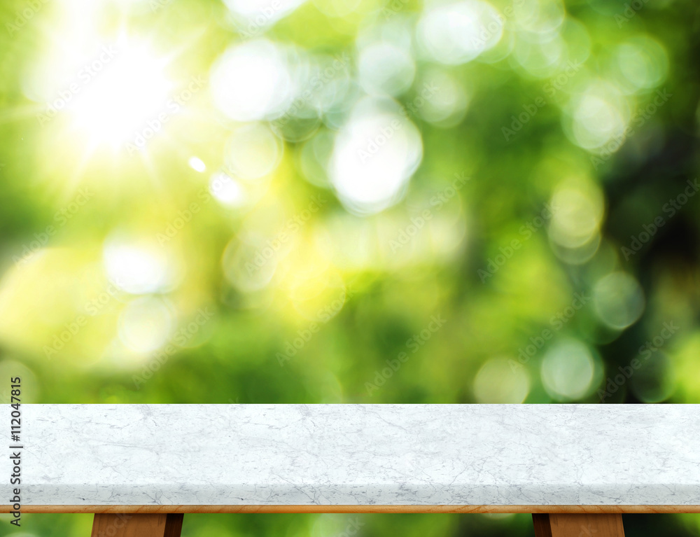 Poster empty white marble table and blurred garden bokeh light backgrou