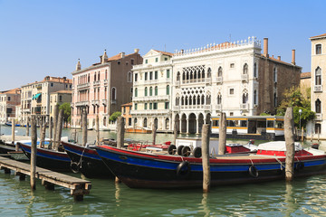 Fototapeta na wymiar An der Haltestelle Ca’d’Oro in Venedig