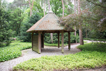 Unterstand auf einem Waldfriedhof, Regenschutz