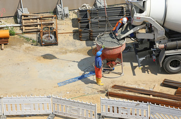 Betontrichter an Fahrmischer