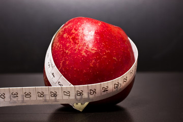 roter Apfel mit weißem Maßband