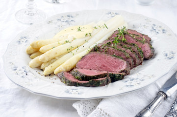 Roast Beef mit weißem Spargel