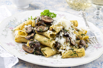Penne Rigate mit Pilzen auf Teller
