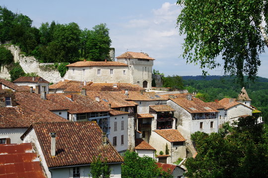 Village class&eacute; de Aubeterre sur Dronne avec son ch&acirc;teau et les constructions du village.