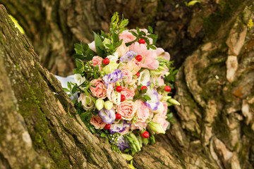 Obraz na płótnie Canvas Pink and purple roses bride bouquet