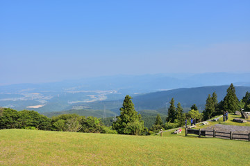 青山高原の展望台から景色を眺める人々