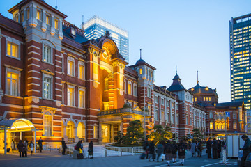 Naklejka premium Tokyo railway station beautiful building at night 
