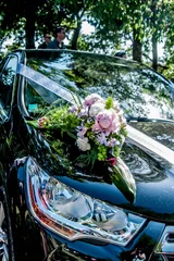 Papier peint photo Pivoines jolie voiture de mariée  © Magalice