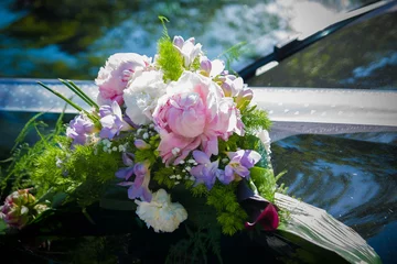 Papier peint photo Pivoines bouquet sur voiture de mariée  © Magalice