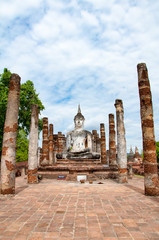 Fototapeta na wymiar Ancient statues of buddha and palace buildings at Sukhothai Hist