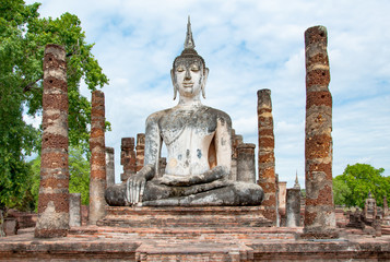 Fototapeta premium Ancient statues of buddha and palace buildings at Sukhothai Hist
