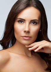 Obraz premium beautiful young woman with naked shoulders, on bright grey