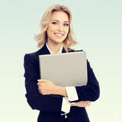 Naklejka premium Young smiling businesswoman with grey folder