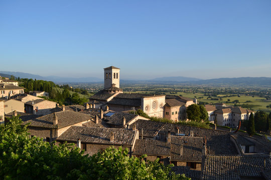 Basilika San Francesco in Assisi im Abendlicht 