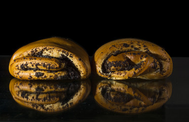 булочки с маком на тёмном фоне.