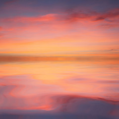 Fototapeta premium Naturalne tło kolorowe niebo i piękne odbicie wody, w czasie wschodu i zachodu słońca