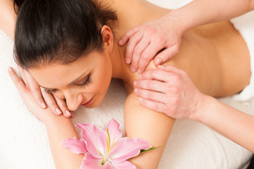 Obraz na płótnie Canvas Beautifulyoung woman having a rejuvenating massage in a wellness