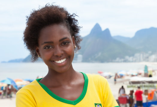 Lachende Frau in Brasilien Trikot in Rio