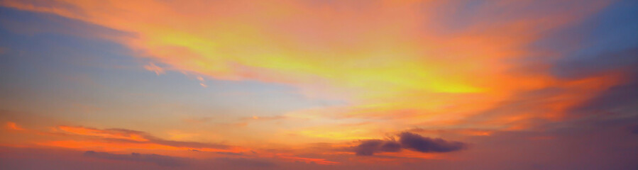 Obraz premium niebo podczas wschodu słońca