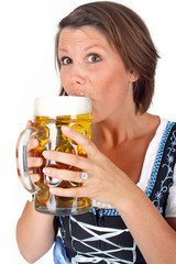 junge Frau trinkt Bier auf dem Oktoberfest