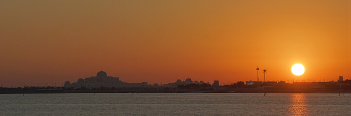 Fototapeta premium Sonnenuntergang in Abu Dhabi