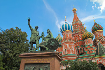 Fototapeta na wymiar Monument to Minin and Pozharsky and Saint Basil's Cathedral