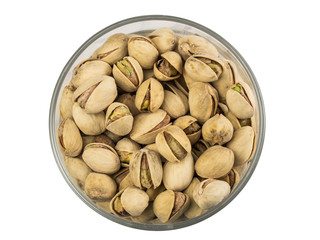 Recipiente con pistachos aislados en fondo blanco