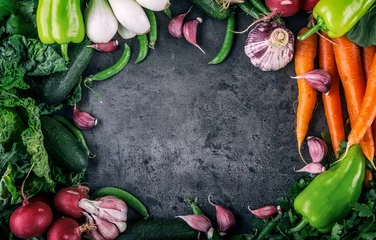 Crédence de cuisine en verre imprimé Légumes Des légumes. Légumes frais. Fond de légumes colorés. Photo de studio de légumes sains. Assortiment de légumes frais se bouchent.