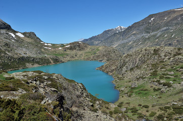 Fototapeta na wymiar Lake lac des Gloriettes in the French Pyrenees