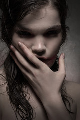 Obraz premium Girl with threads on face