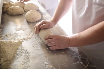Tradycyjny wypiek chleba w piekarni  - obrazy, fototapety, plakaty