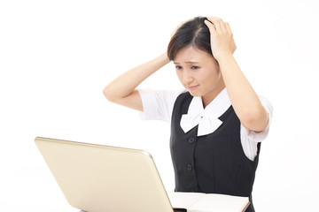 困った様子のビジネスウーマン